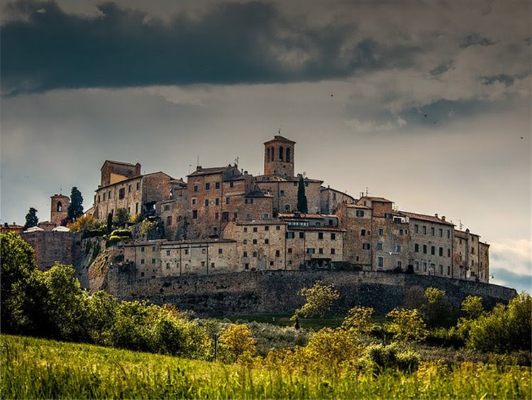 Alla Libera Università dell’Autobiografia di Anghiari  Sensi e modi dello scrivere in cammino