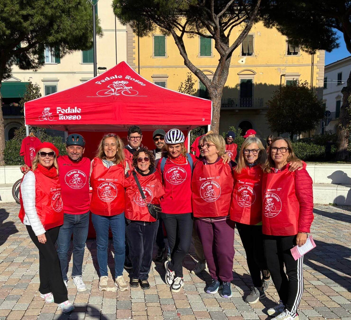 Successo e partecipazione record per Pedale Rosso a Cecina: l'arte di Lodola illumina il Teatro E. De Filippo