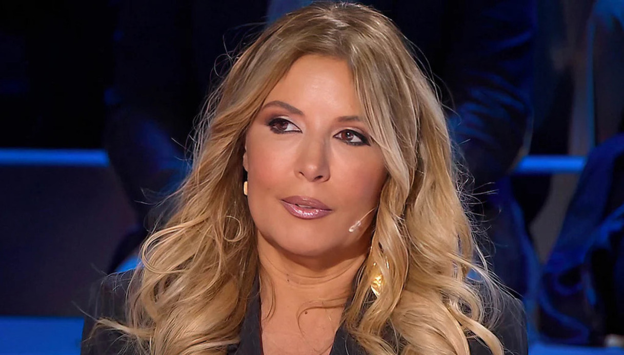 Isola dei Famosi, guai per Selvaggia Lucarelli: vietato il tuffo dall'elicottero nelle Filippine. Ma Mediaset trova l'escamotage