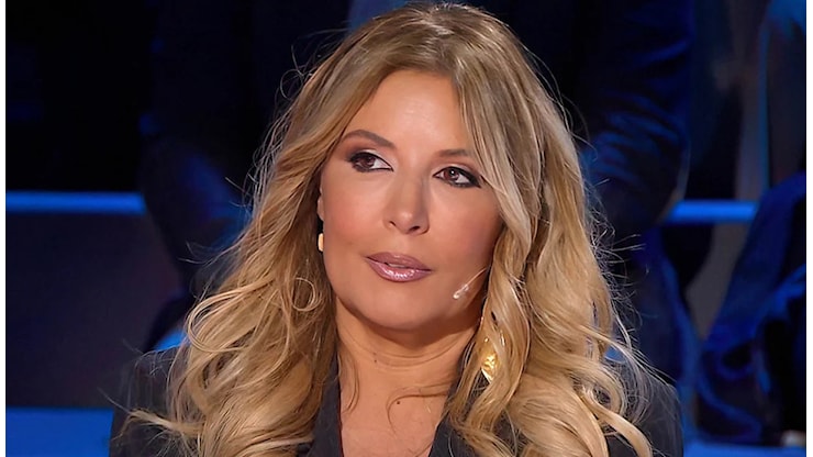 Isola dei Famosi, guai per Selvaggia Lucarelli: vietato il tuffo dall'elicottero nelle Filippine. Ma Mediaset trova l'escamotage - Libero