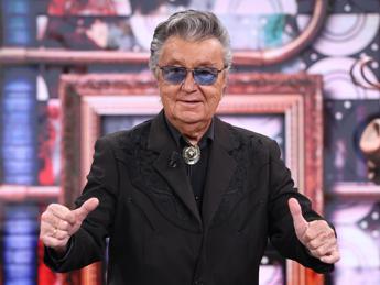 Bobby Solo annulla il concerto a Castiglione del Lago per la presenza dei chironomidi. Cosa è successo