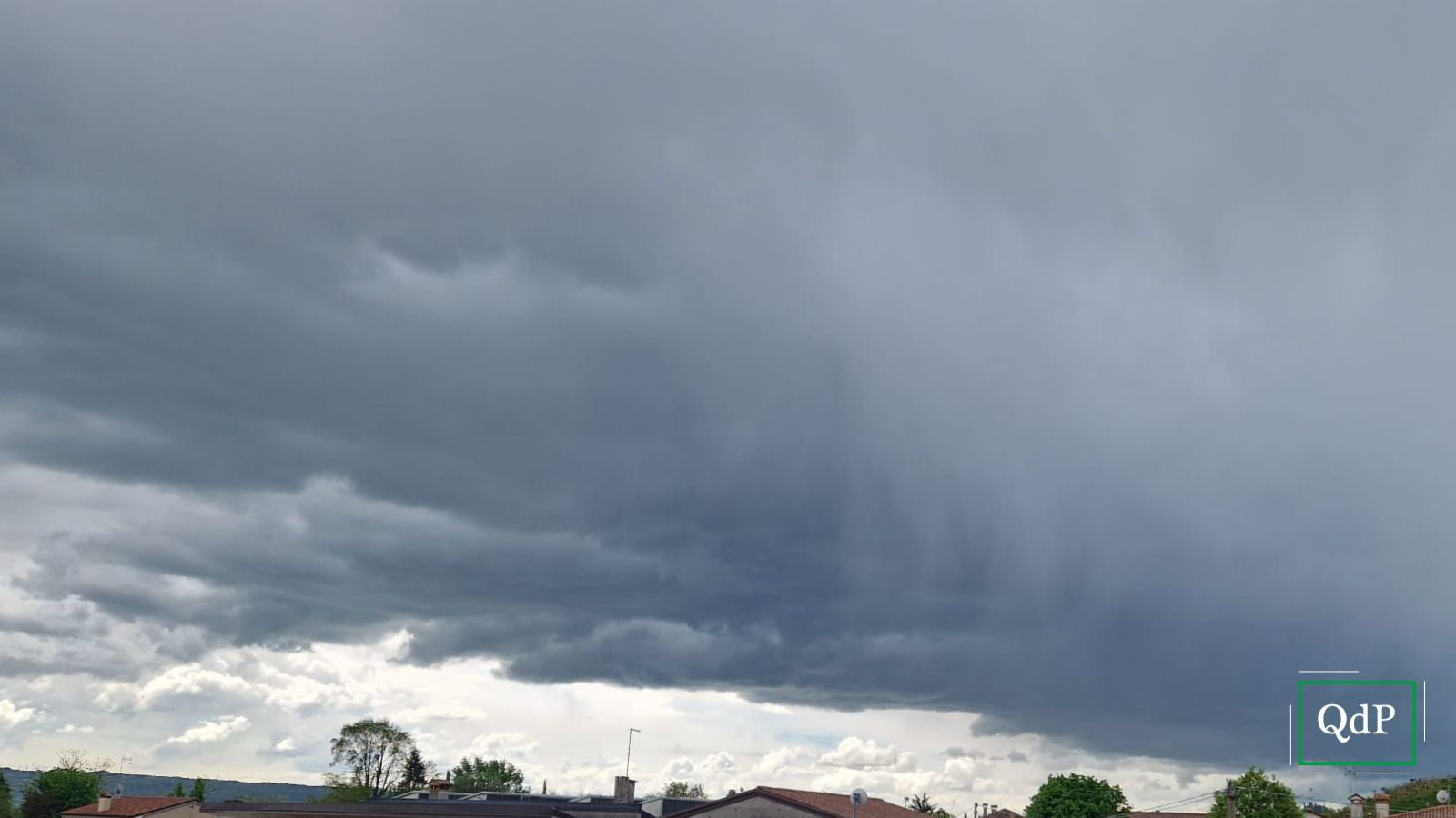 Allerta arancione per temporali in tutto il Veneto, torna la pioggia sull’Alta Marca. Temperature giù, un po’ di grandine