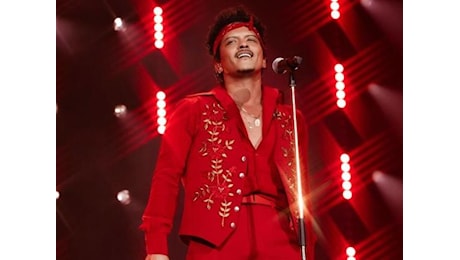 Bruno Mars, le canzoni che assomigliano ad altre, una band fenomenale e il megaspritz sul palco: «Grazie Dio, proteggi il pubblico»