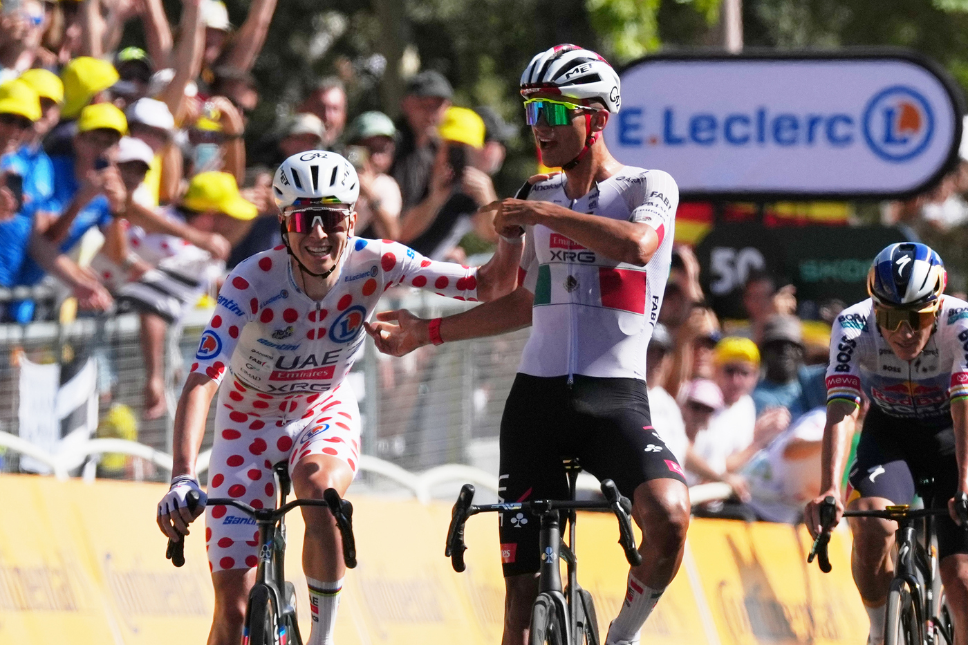 Cos’è successo al Tour de France? Il regalo di Pogacar a Del Toro sul traguardo, Vingegaard soffre lo strappo: la UAE dà segni di superiorità