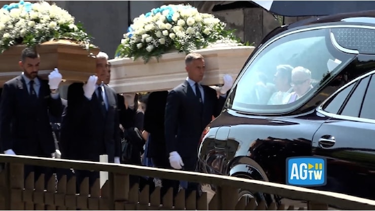 A Genova i funerali di Monica Montefalcone e della figlia Giorgia Sommacal: le immagini - Corriere TV