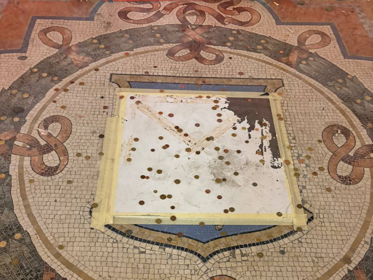 Milano, il restauro del toro in Galleria cancella i testicoli e scatena ironia