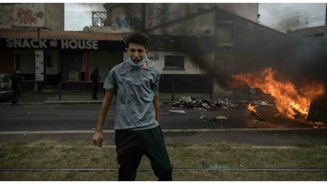 Proteste studenti in Francia, centinaia di scuole danneggiate e scontri: il governo accusa la sinistra radicale