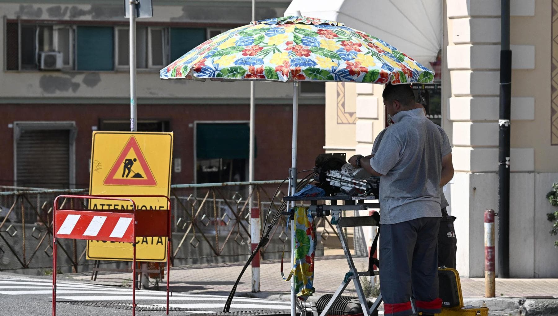 Caldo, 2 anziani stroncati a Genova: uno già in ospedale da due giorni. Un uomo soccorso in strada