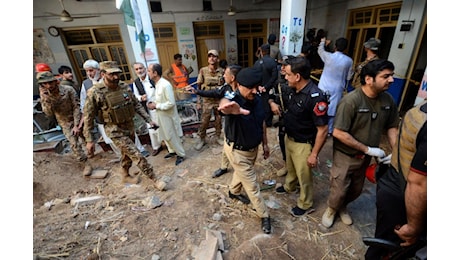 Pakistan, crolla il tetto di una scuola a Peshawar: 33 morti, quasi tutti bambini