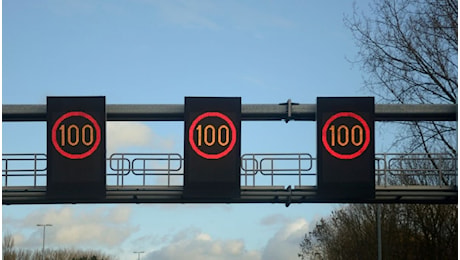 Limite di 100 km/h per le auto termiche e 130 per le elettriche: cosa c'è dietro la proposta