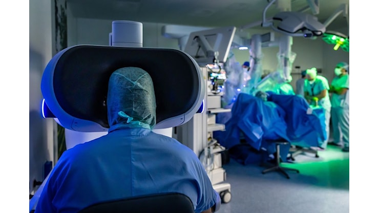 Negrar inaugura la ‘chirurgia tattile’ con Da Vinci 5, il robot che ‘sente’ i tessuti - Fortune Italia