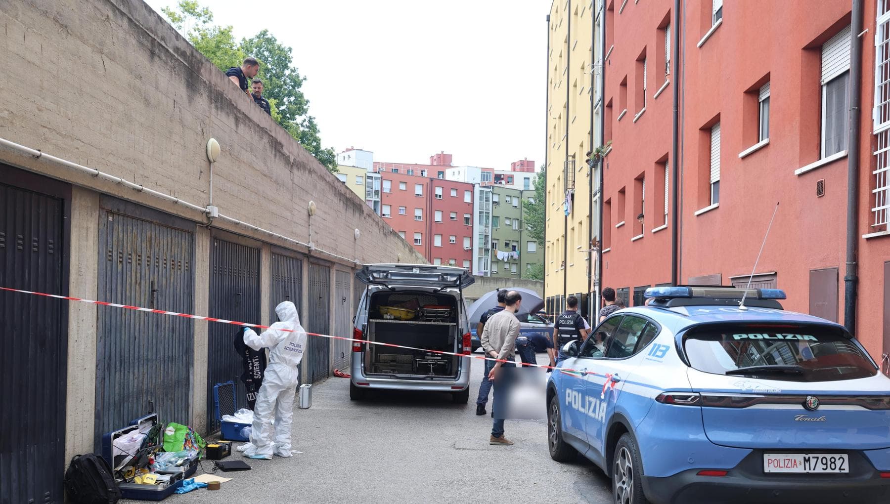 Bologna, un uomo ammanettato muore durante un intervento di polizia al rione Pilastro