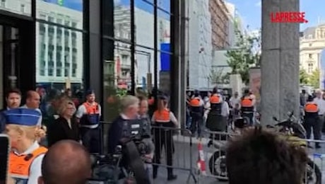 Bruxelles, incendio nella Oxy Tower: il re Filippo e De Wever sul luogo della tragedia