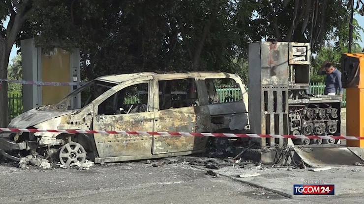 Cosenza, quattro corpi carbonizzati in un minivan in fiamme: si indaga per omicidio - Tgcom24