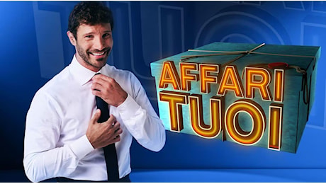 L'ultima puntata di Affari Tuoi, Stefano De Martino si commuove e saluta il Teatro delle Vittorie