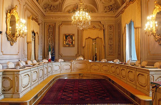 Caso Almasri, reati ministeriali e “soggetti laici”: ammissibile il conflitto sollevato dalla Camera sulla posizione Bartolozzi