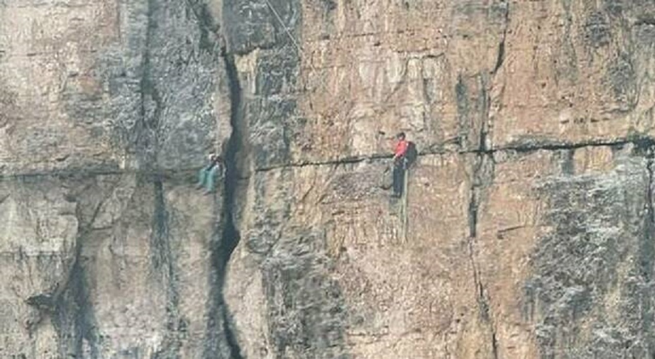 Alpinista precipita per 15 metri, resta sospesa nel vuoto ma la compagna la trattiene fino all'arrivo dei soccorsi e la salva