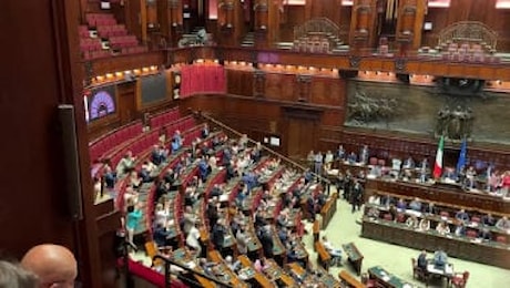 Protesta opposizione con cartelli in Aula, Commessi Camera costretti a ritirarli in più volte