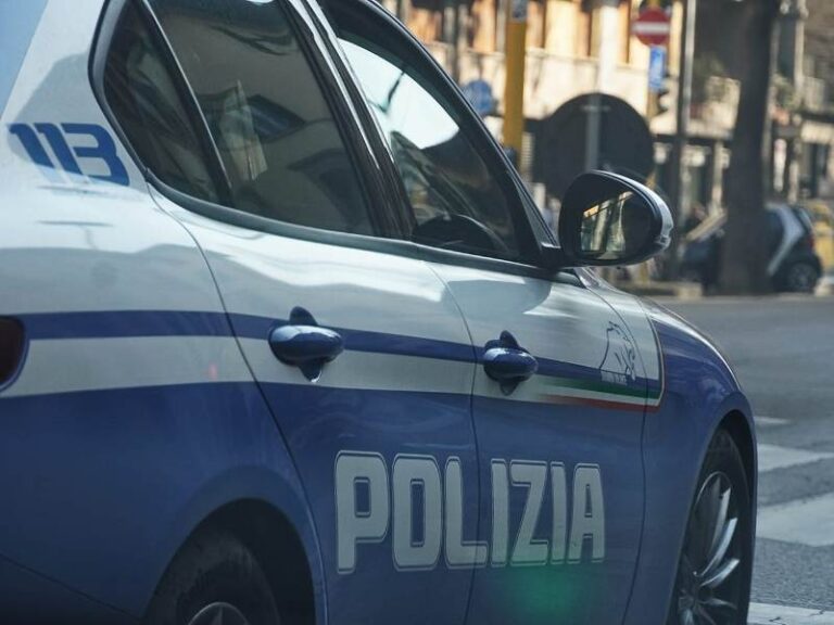 Entra nella camera d'albergo di una minore e tenta di abusare di lei, arrestato 27enne