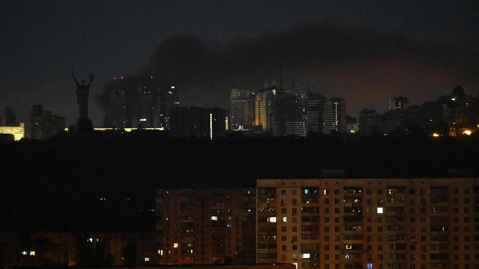 Kiev sotto il più massiccio attacco russo, Zelensky: “Risponderemo”. E chiede di produrre i Patriot