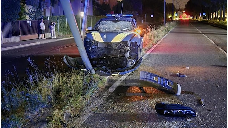 Ruba in un bar a Corticella e nella fuga sperona una volante della polizia buttandola fuori strada - la Repubblica