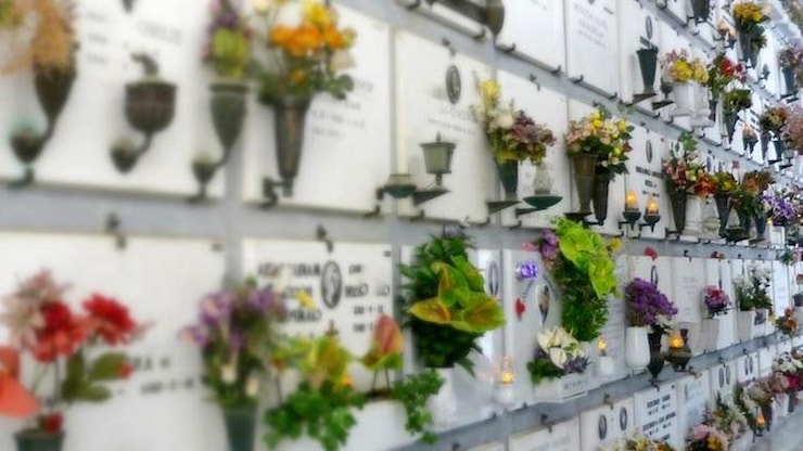 Modena, donna in visita al cimitero scopre dei giacigli: nei loculi vuoti ci sono dei senzatetto - La Stampa