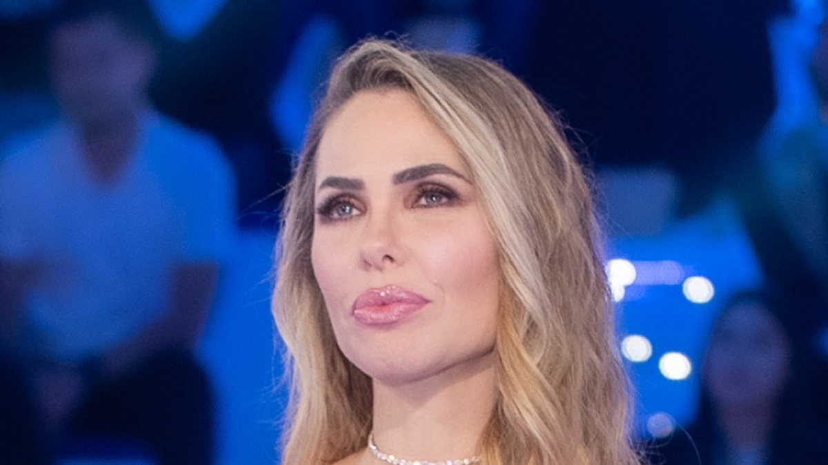 Ilary Blasi mette in stand-by le nozze con Bastian Muller: Prima devo divorziare da Totti, poi sarò libera. E svela cosa manca