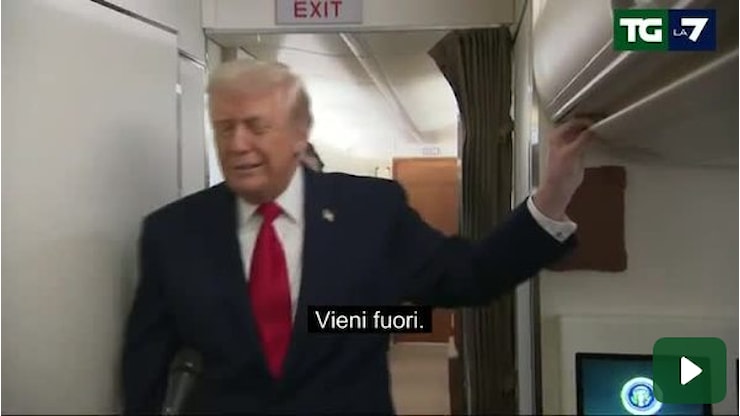 Siparietto sull'Air Force One: Trump blocca una persona nel bagno dell'aereo presidenziale, il video è virale - TGLA7