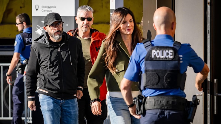 Crans-Montana, la chat inchioda i Moretti: “Attenti, il locale può bruciare” - la Repubblica
