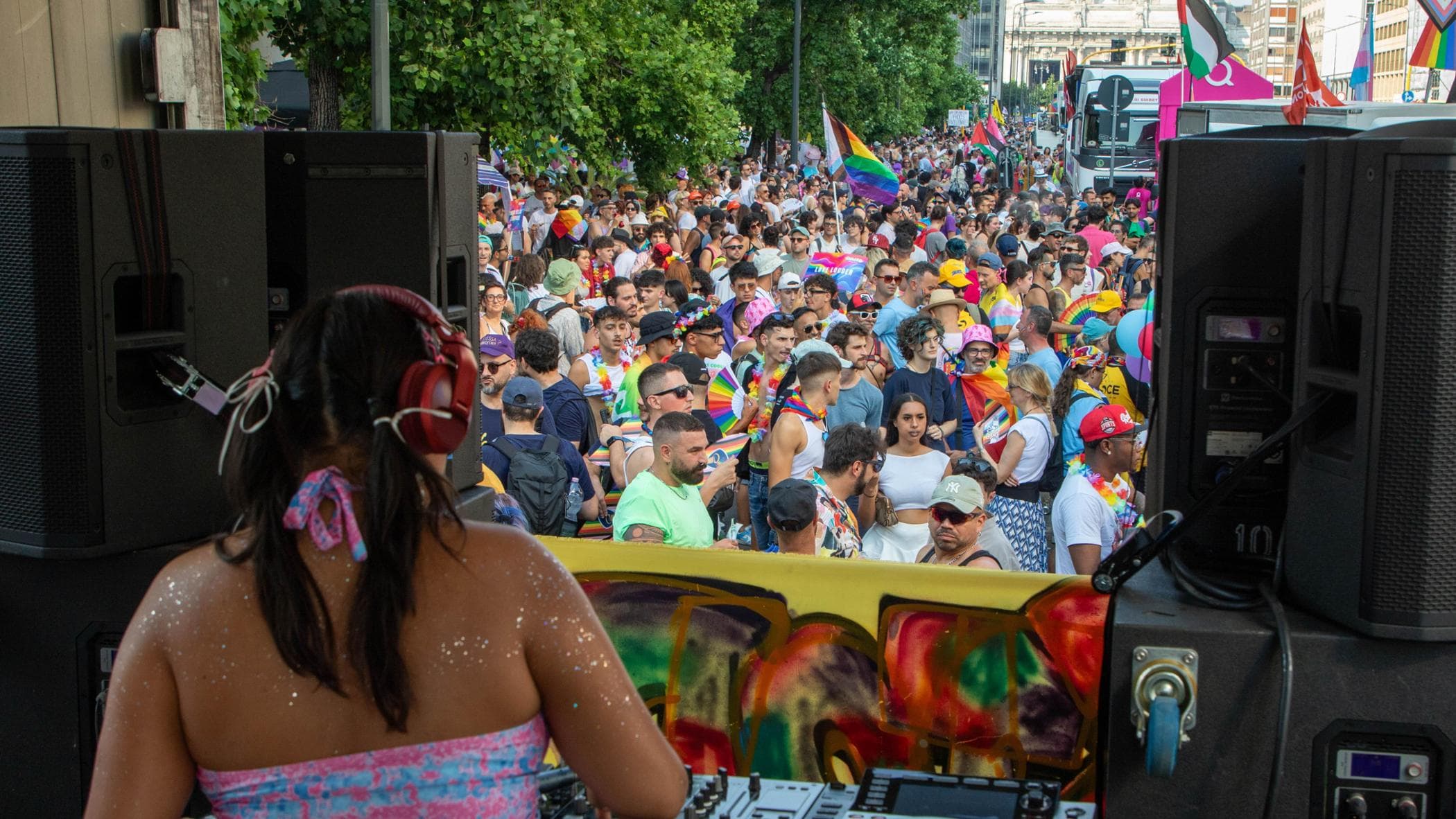 Al via il Pride di Milano, c’è anche Elly Schlein: “L’omotransfobia ha ucciso Mirko”