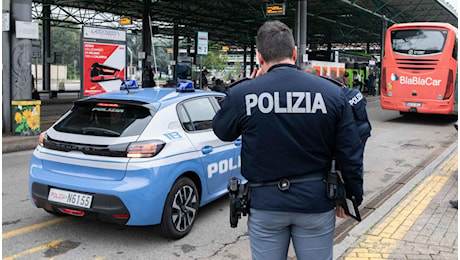 Accoltellato a Milano senza motivo, 55enne grave: fermato un 22enne nel quartiere San Siro