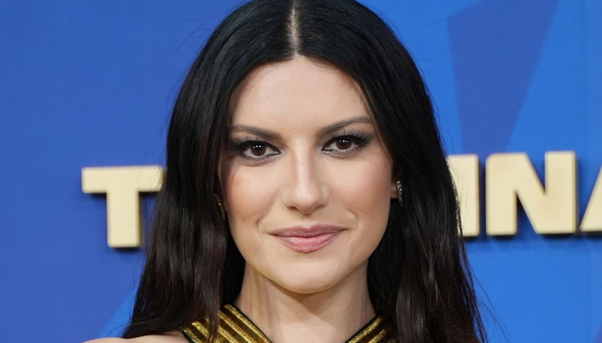 Laura Pausini, bracciali Tubogas con diamanti e collier di zaffiri: chi ha creato i suoi gioielli ai Mondiali