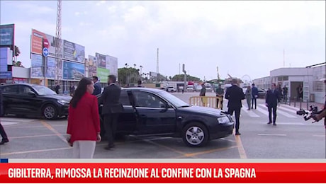 Gibilterra, rimossa la recinzione al confine con la Spagna: via ai controlli, cade l'ultimo muro d'Europa
