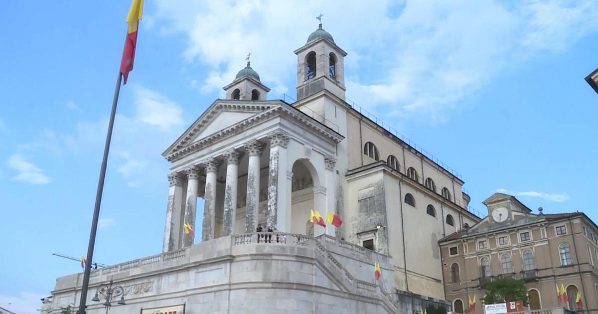 Fiaccolata in centro a Schio per ricordare Don Francesco e l'animatore Alberto