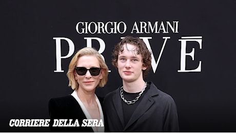 Armani Privé autunno inverno 2026/27: Silvana Armani porta a Parigi il fascino intimo del boudoir femminile