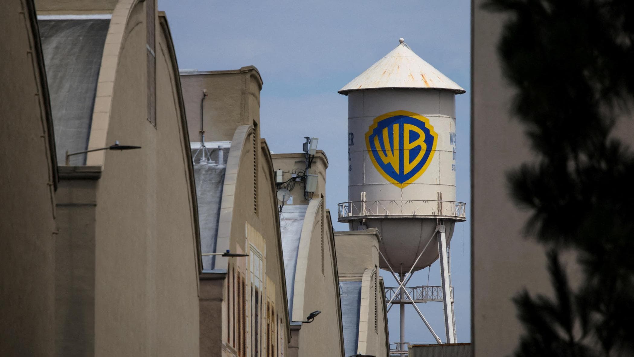 Paramount-Warner Bros, stop temporaneo alla fusione: “Possibili violazioni a norme antitrust”