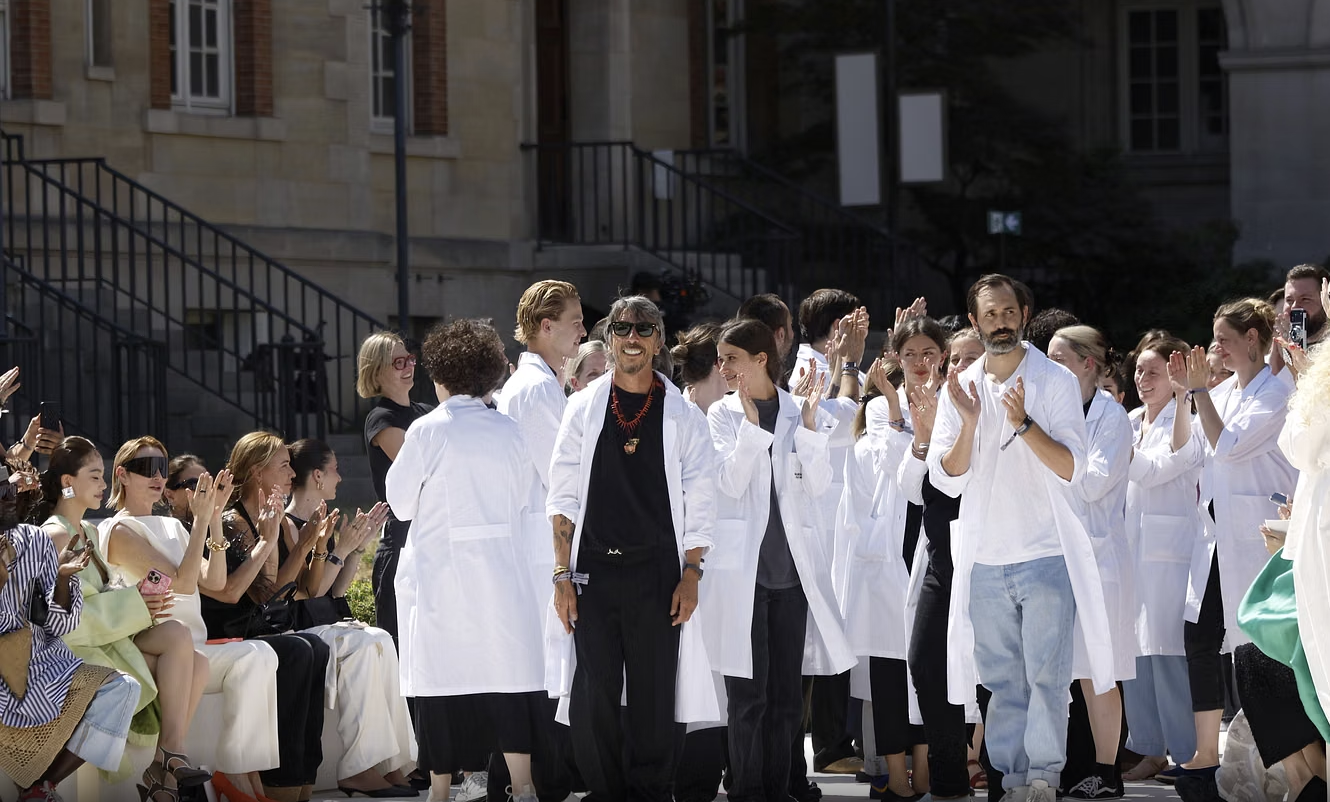 Abbiamo lavorato imparando a conoscerci. Questa collezione è il frutto del lavoro delle persone dell'atelier, perché la couture è fatta dalle persone che la vivono: