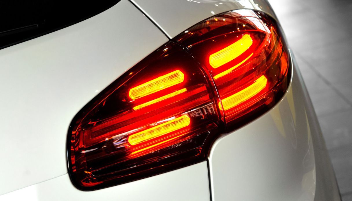 Stop lampeggianti sulle auto obbligatori dal 7 luglio, su tutti i nuovi modelli arriva l'Emergency Stop Signal