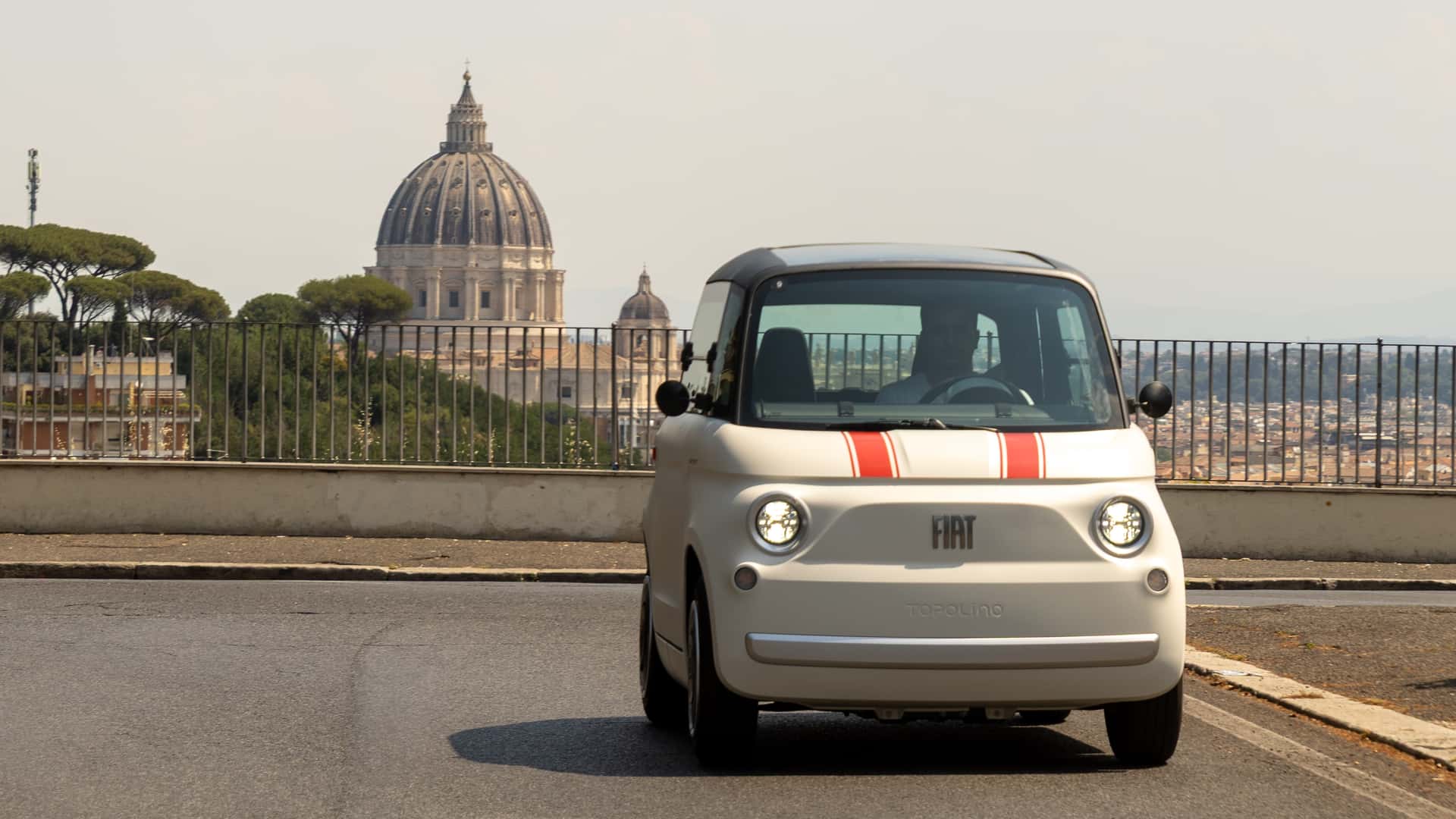 La Fiat più piccola di tutte invade lo Stato più piccolo del mondo
