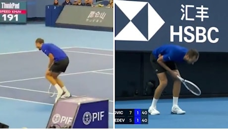 Medvedev colpisce un tifoso con una pallata a Pechino: squalificato, Djokovic in finale