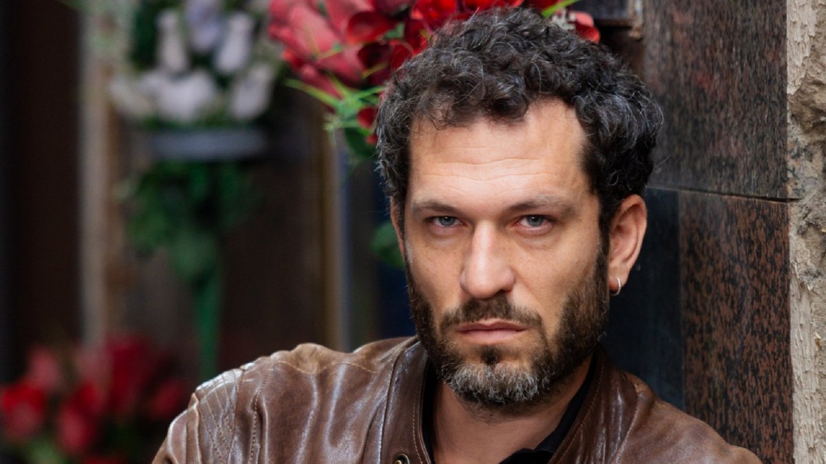 Un Posto al Sole, anticipazioni 25 giugno: Grillo prova a incastrare Eduardo dopo il furto a Palazzo