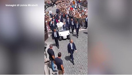 Saluti e benedizioni ai bambini: il Papa si concede ai fedeli con un giro tra la folla in golf cart