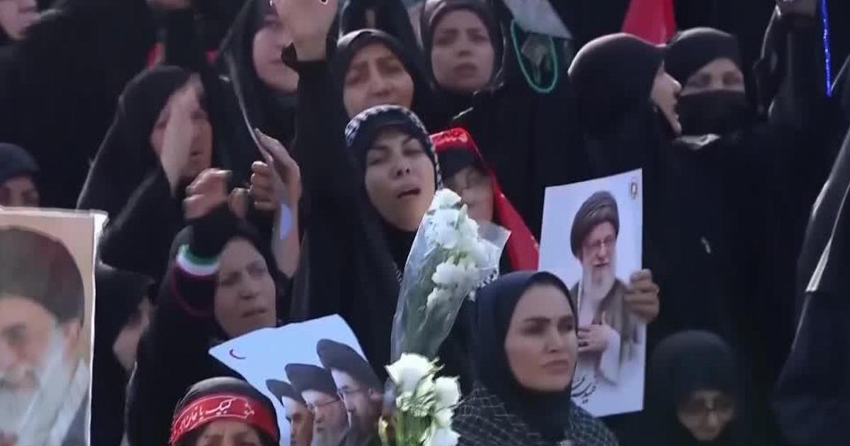 Iran, al via i funerali pubblici di Khamenei: la folla a Teheran grida: Vendetta