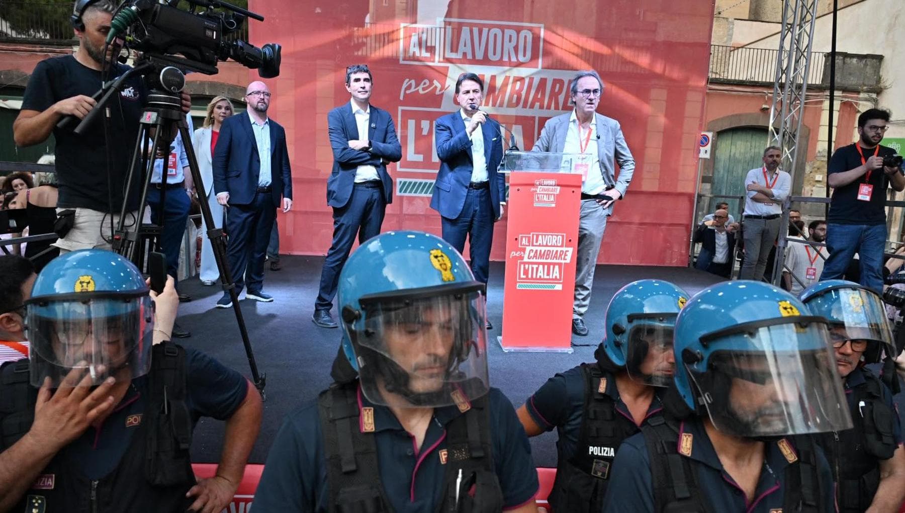 Campo largo a Napoli, proteste in piazza. Conte: “Con noi al governo prima misura salario minimo”