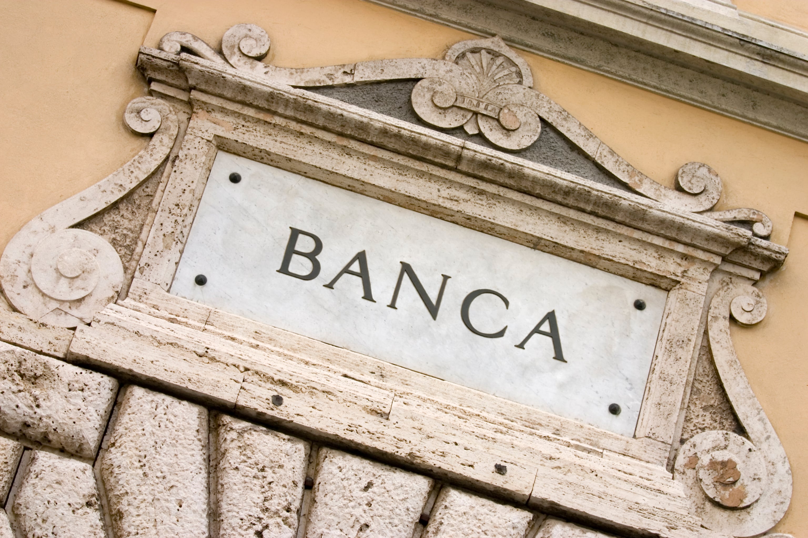 Risiko bancario, MPS al centro della sfida tra Intesa e Banco BPM