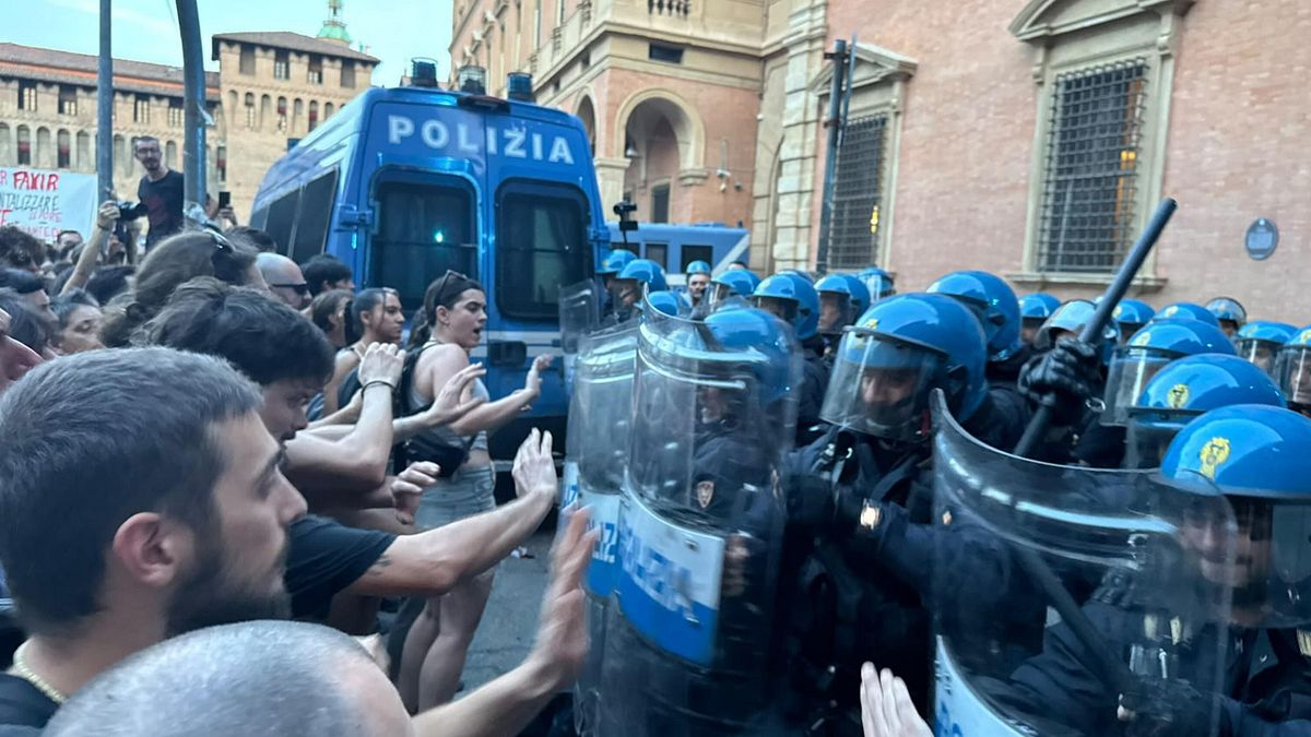 Fakir morto ammanettato a Bologna, violenti scontri con la polizia | Il legale: È attacco alla famiglia, negano giustizia