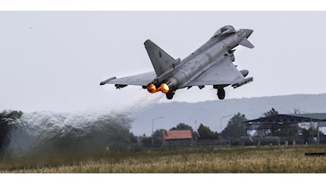 Drone lituano, due Eurofighter italiani decollano da Šiauliai. Kiev: «Deviato dai russi»