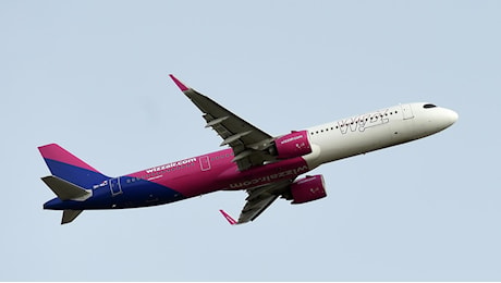 Volo Wizz Air da Londra Luton sfiora la pista: errore al decollo