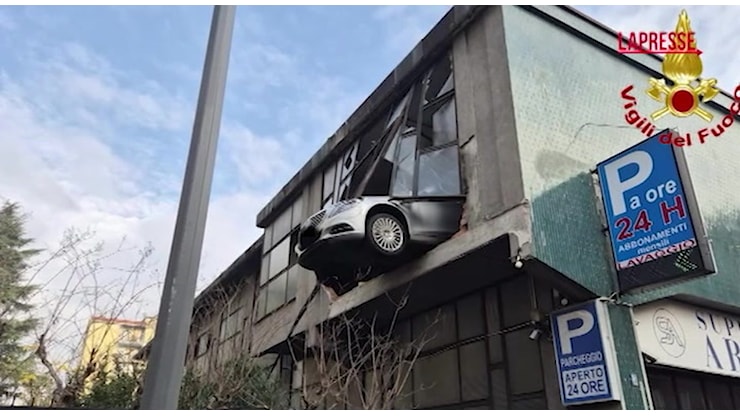 Manovra sbagliata uscendo dal garage multipiano: 84enne sfonda la vetrata e resta con mezza auto sospesa nel vuoto VIDEO - Il Gazzettino