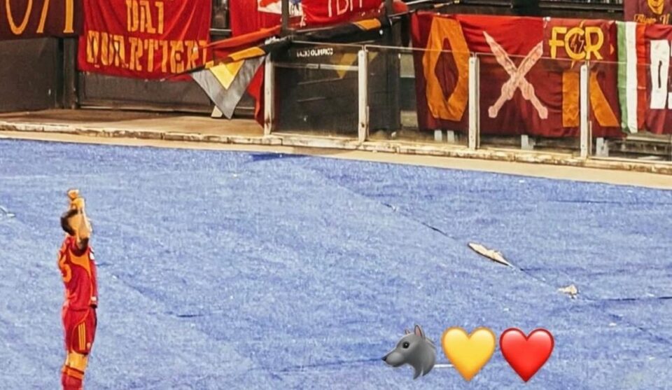 Mancini sotto la Curva Sud: cuori giallorossi e lupetto, il messaggio d'amore alla Roma